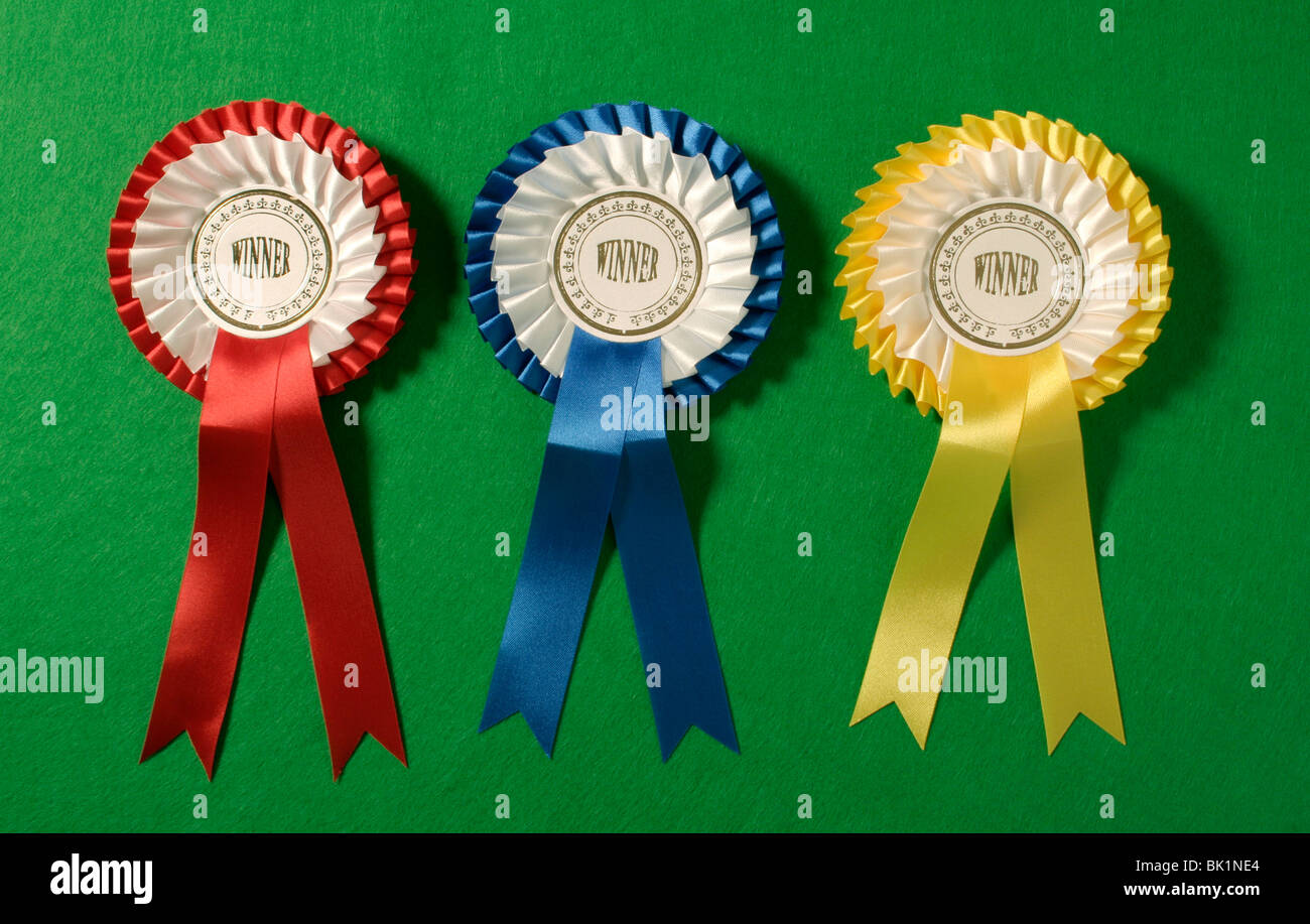 Blau, gelb und rot Gewinner Rosetten. Stockfoto Blau, gelb und rot Gewinner Rosetten. Stockfoto