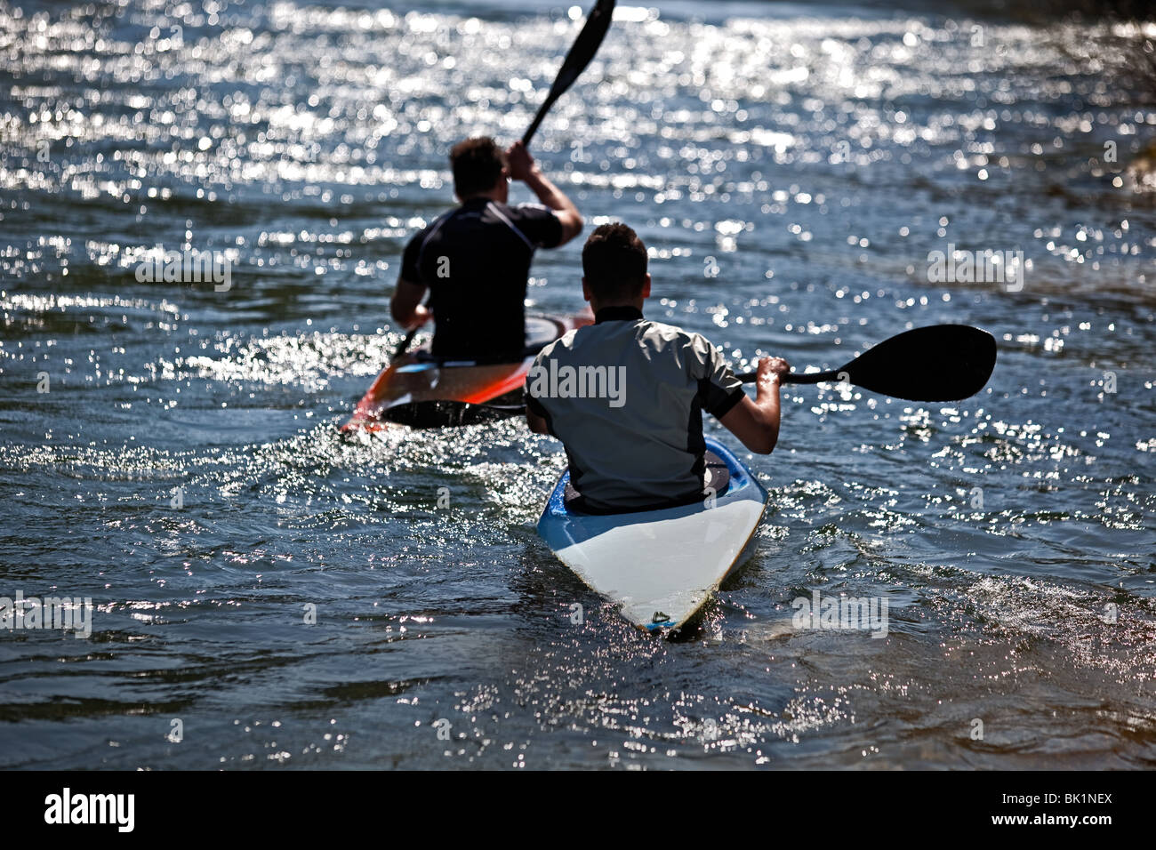 Kajakfahrer manövrieren am Fluss Treska in Canyon Matka Mazedonien Stockfoto