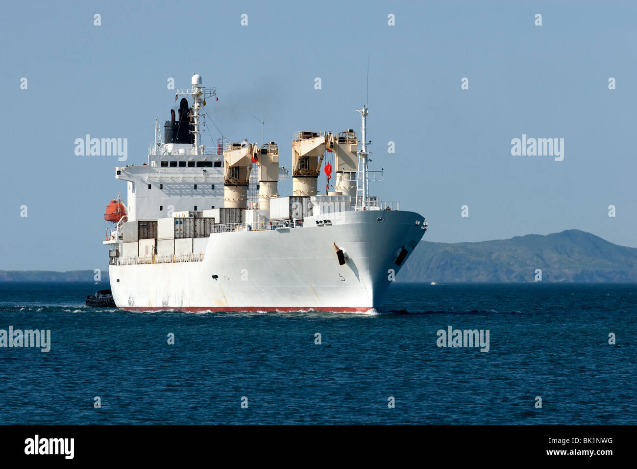 Containerschiff am Ansatz zum Hafen Stockfoto
