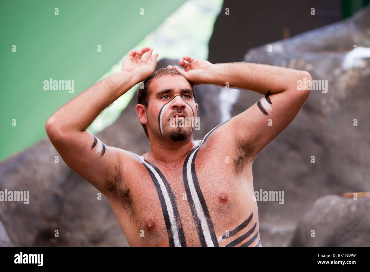 Eine traditionelle Aborigines-Anzeige im Tjapukai Aboriginal Park in der Nähe von Cairns, Queensland, Australien. Stockfoto