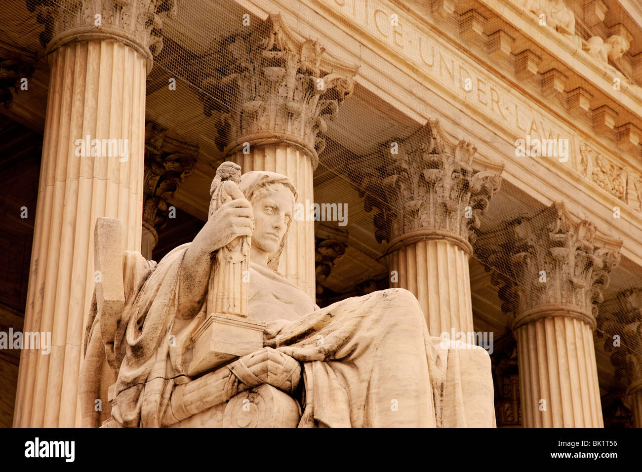 Statue und Säulen am Eingang zum US Supreme Court Building in Washington DC USA Stockfoto