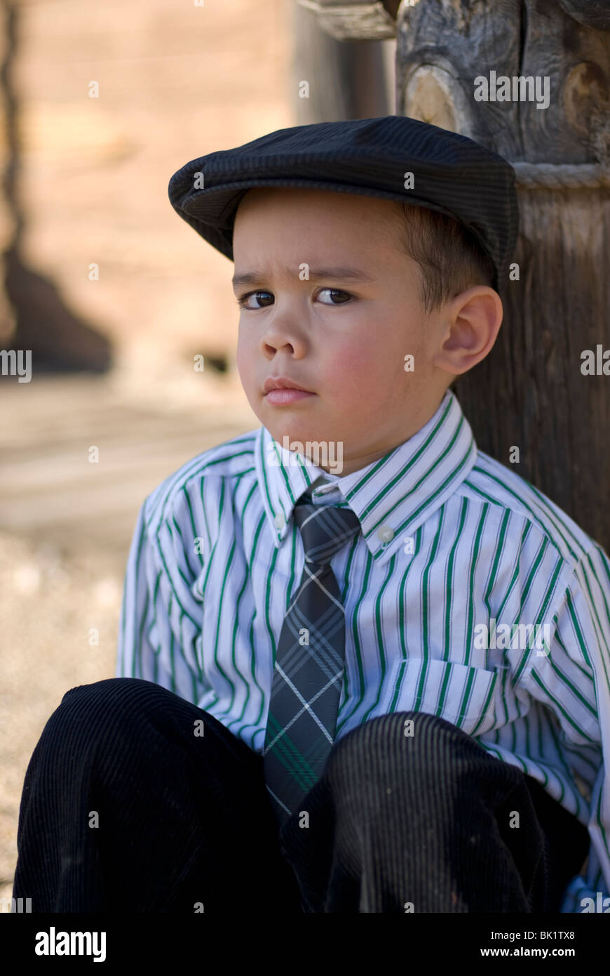 Eine niedliche gemischt 2-4 jährige Rennen junge trägt einen Hut - Optik unhappy(Released) Stockfoto