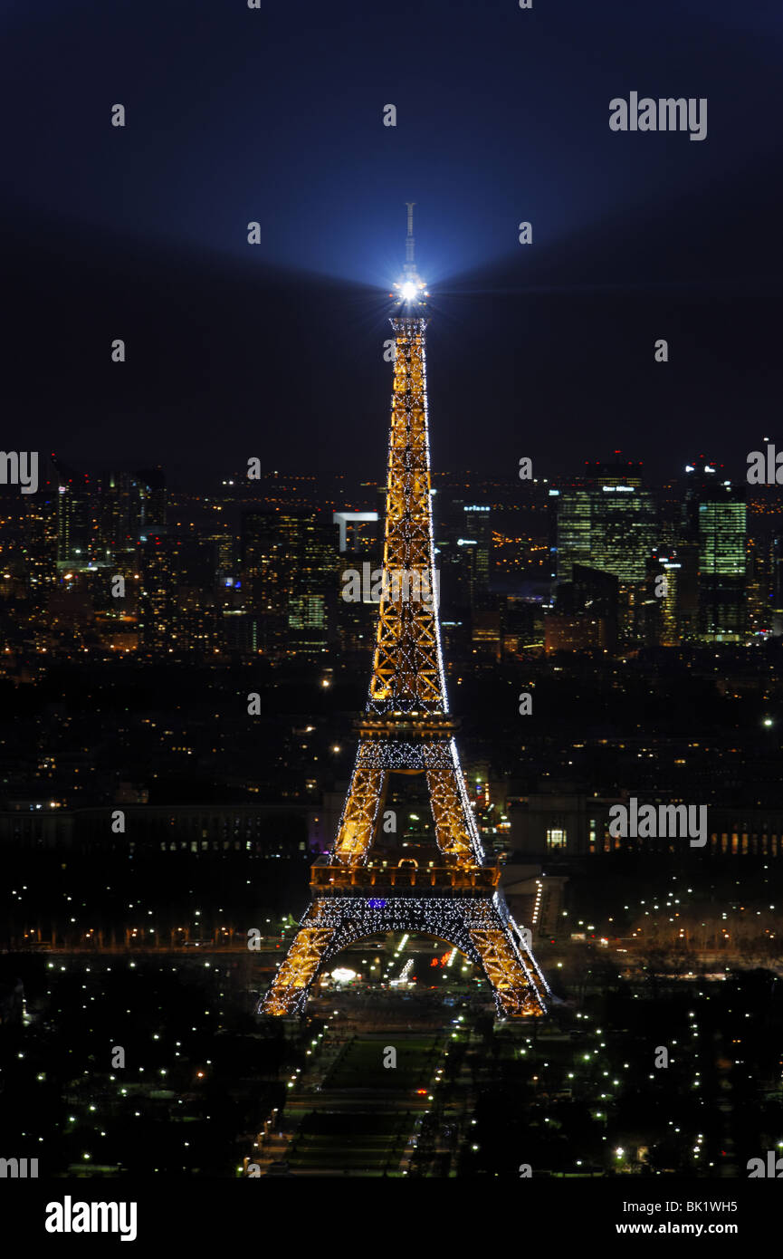 Eiffelturm bei Nacht, Blick vom Tour Montparnasse Stockfoto