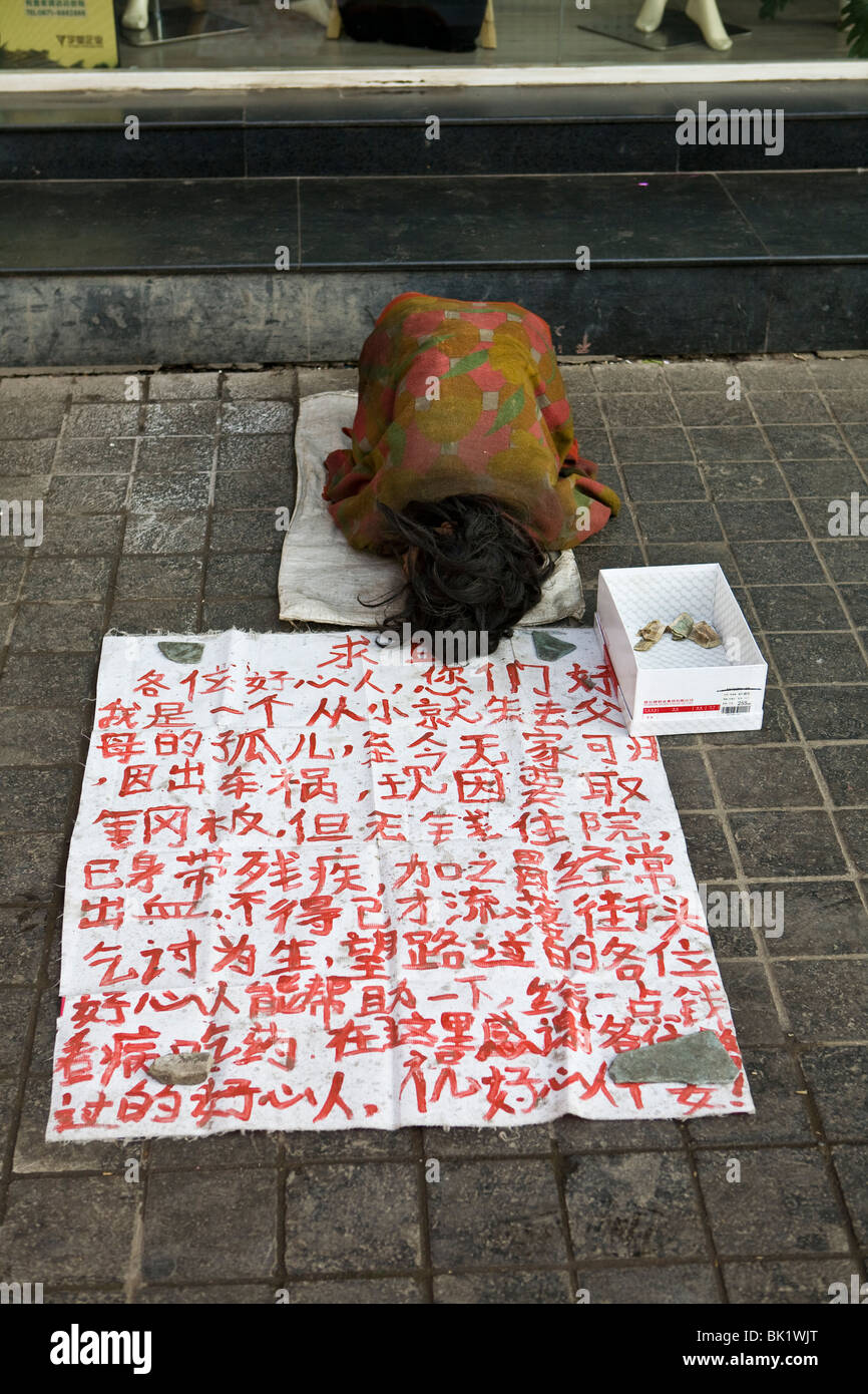 Bettler auf der Straße. Kunming, Yunnan, China. Stockfoto