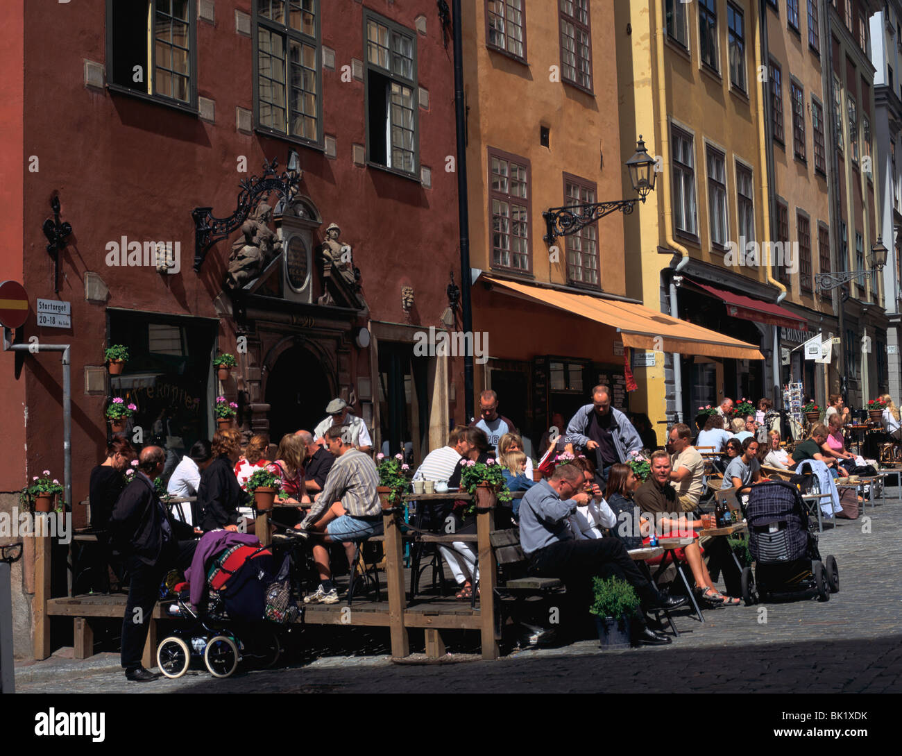 Café und bunten Häusern, Stortorget Platz, Stockholm, Schweden Stockfoto