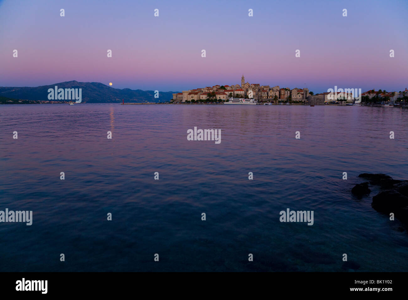 Korcula, Kroatien mit steigenden Vollmond Stockfoto