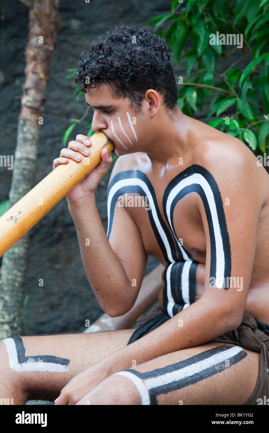 Eine traditionelle Aborigines-Anzeige im Tjapukai Aboriginal Park in der Nähe von Cairns, Queensland, Australien. Stockfoto