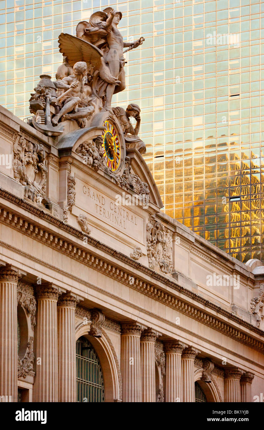 Skulptur und die Uhr oben auf Grand Central Station in Manhattan, New York City USA Stockfoto