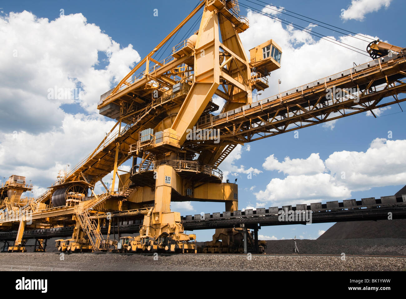 Kohle, beweglichen Maschinen am Port Waratah in Newcastle ist der weltweit größte Kohle Hafen. Australien. Stockfoto