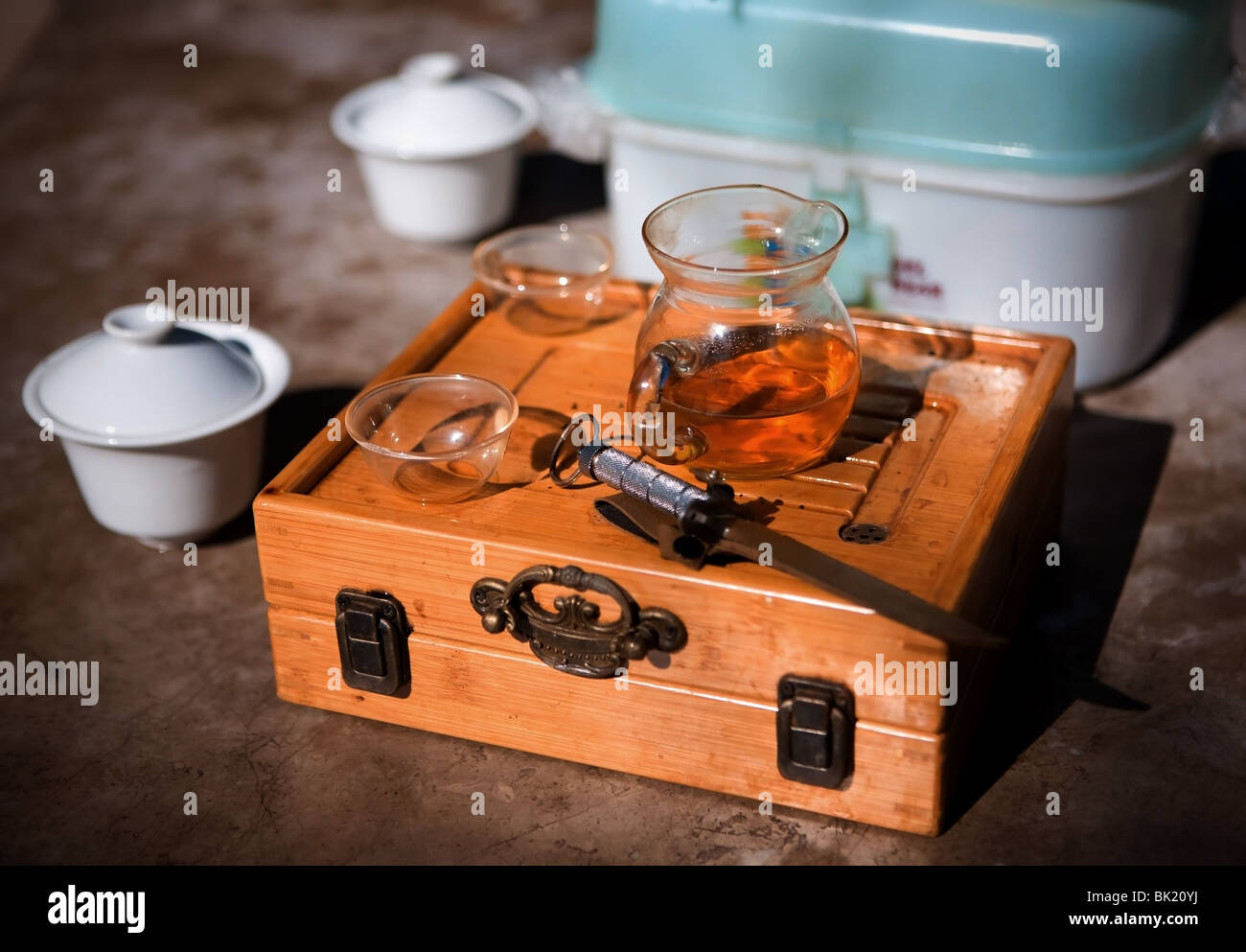 Chinesische Tee-Service. Kunming, Yunnan, China. Stockfoto