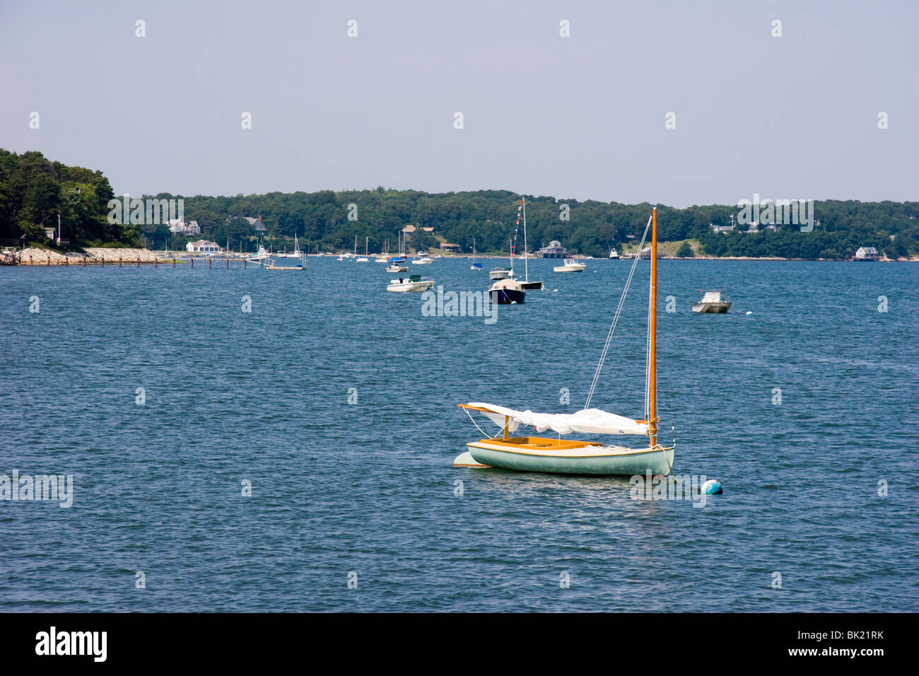 Ein Käfer Katze Segelboot liegt an seinen Liegeplatz bereit, auf Cape Cod in Pleasant Bay segeln gehen Stockfoto