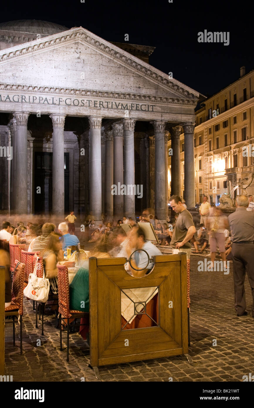 Piazza della Rotonda und Pantheon Ad Nacht mit Menschen Essen und trinken in Restaurants und Bars. Rom, Italien Stockfoto