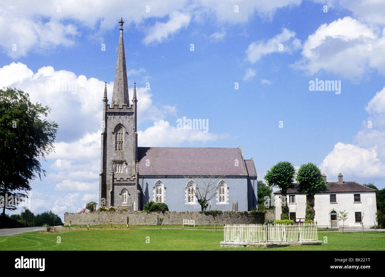 Tyrrelspass Kirche und grün, County Westmeath, Irland-Eire irischen Kirchen Dorf Dörfer Stockfoto