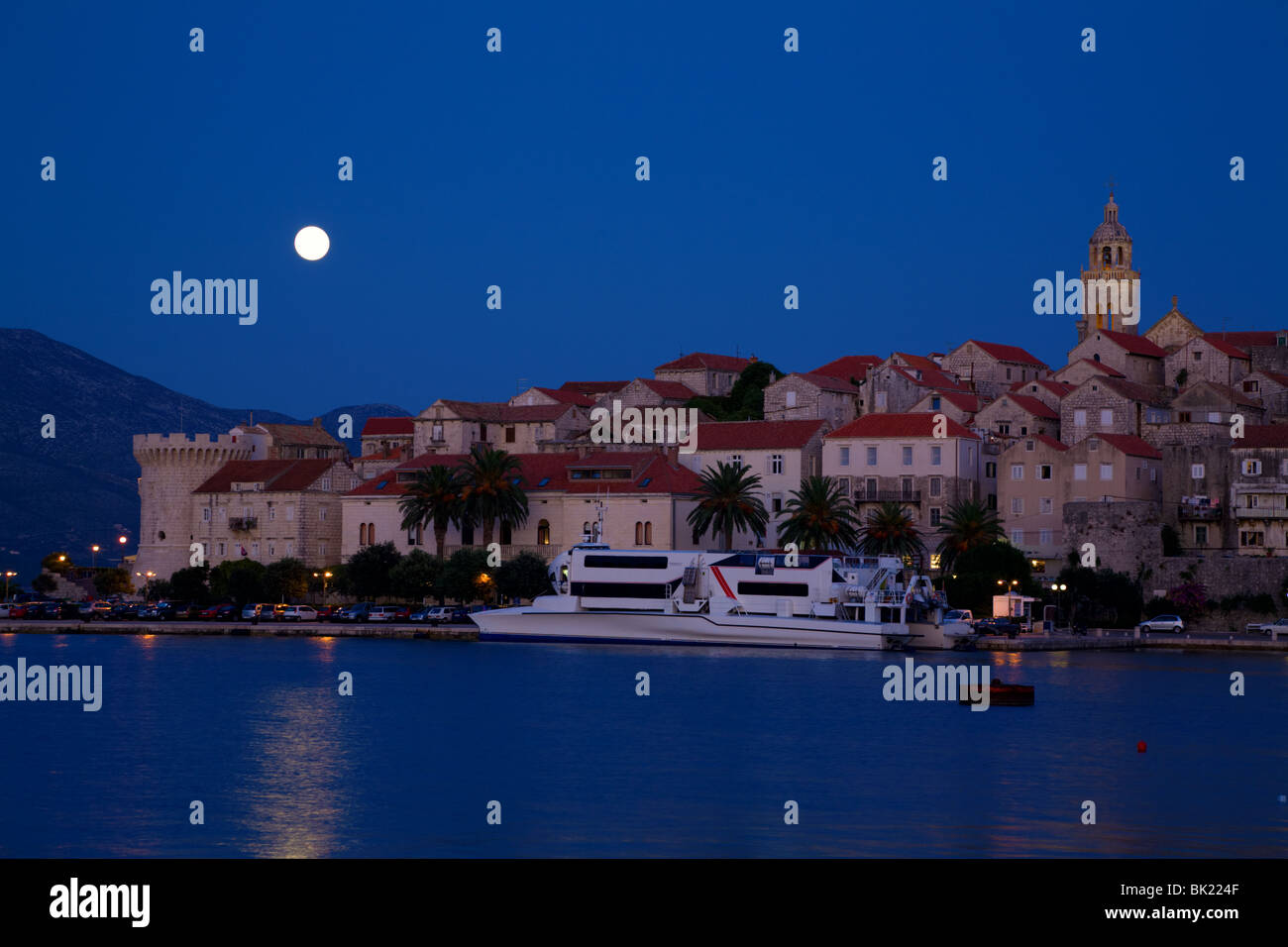 Korcula, Kroatien mit steigenden Vollmond Stockfoto