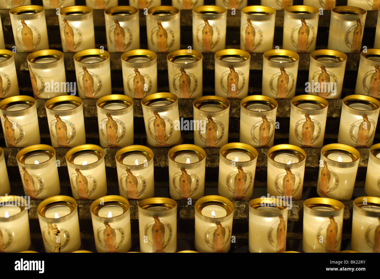 Reihen von Kerzen in der Kathedrale Notre Dame de Paris Stockfoto