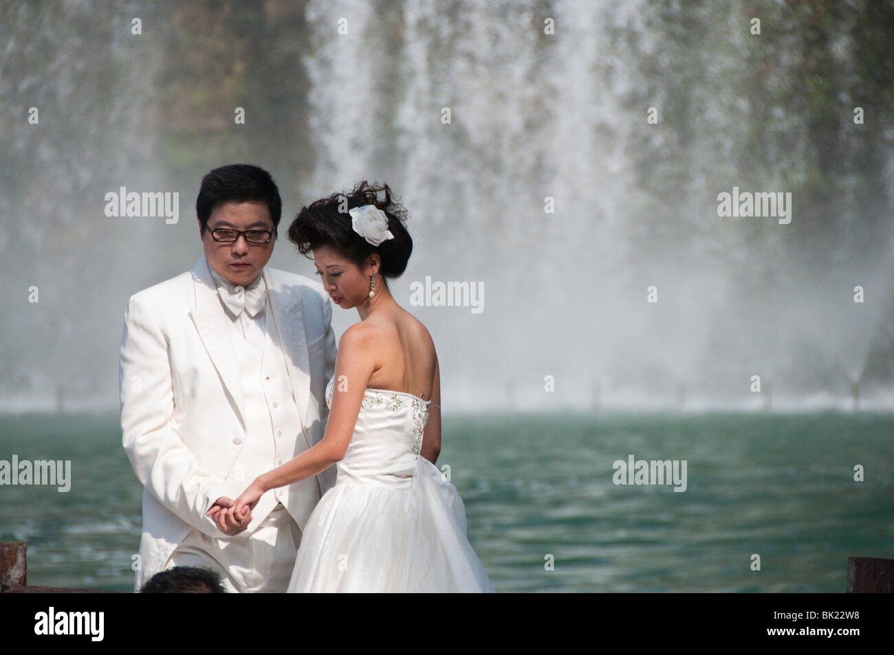Chinesisches Ehepaar dabei ihre Pre-Wedding-Bilder an den Fenstern der Welt, Shenzhen, China. Stockfoto