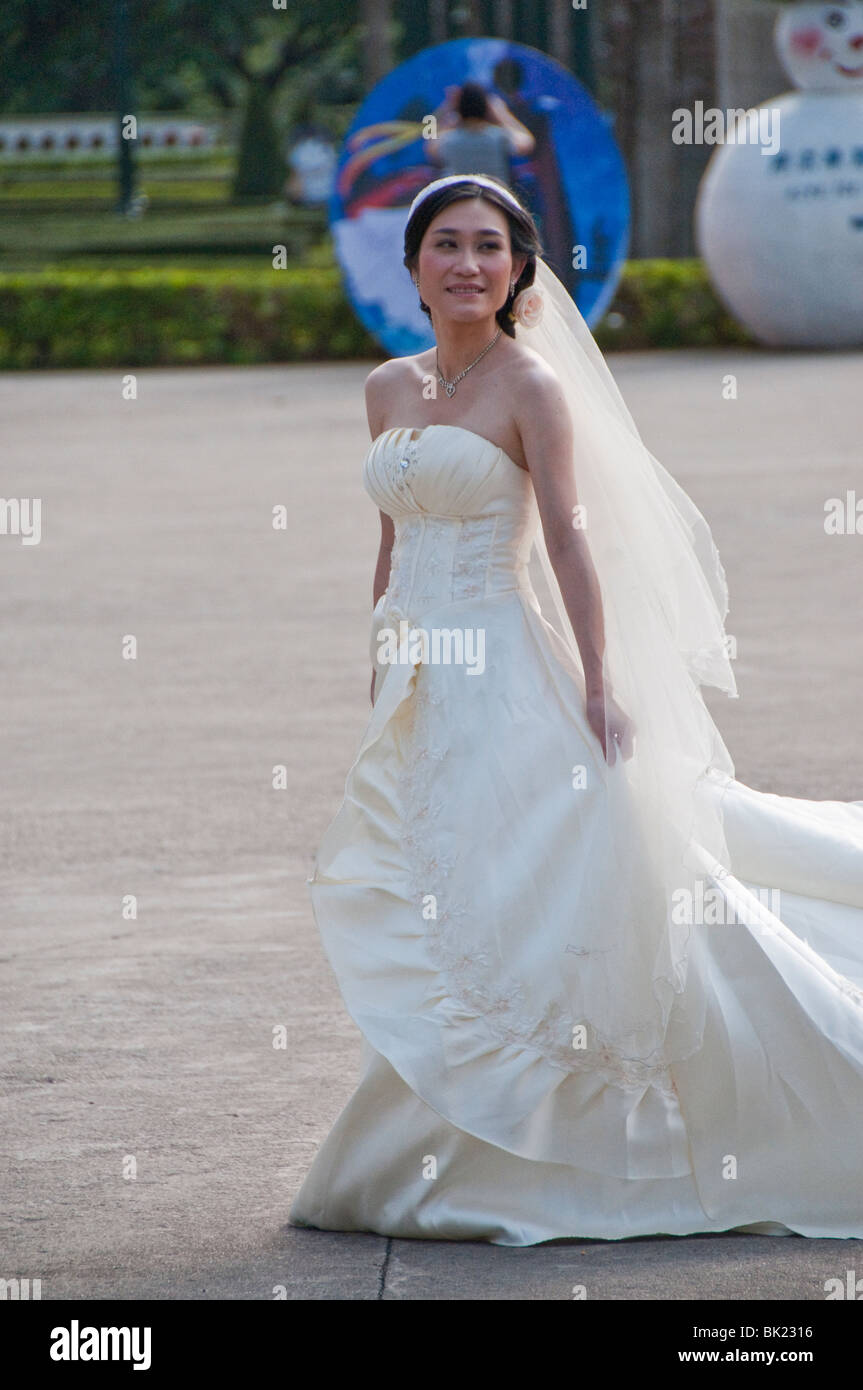 Chinesische Braut dabei ihre Pre-Wedding-Bilder an den Fenstern der Welt, Shenzhen, China Stockfoto