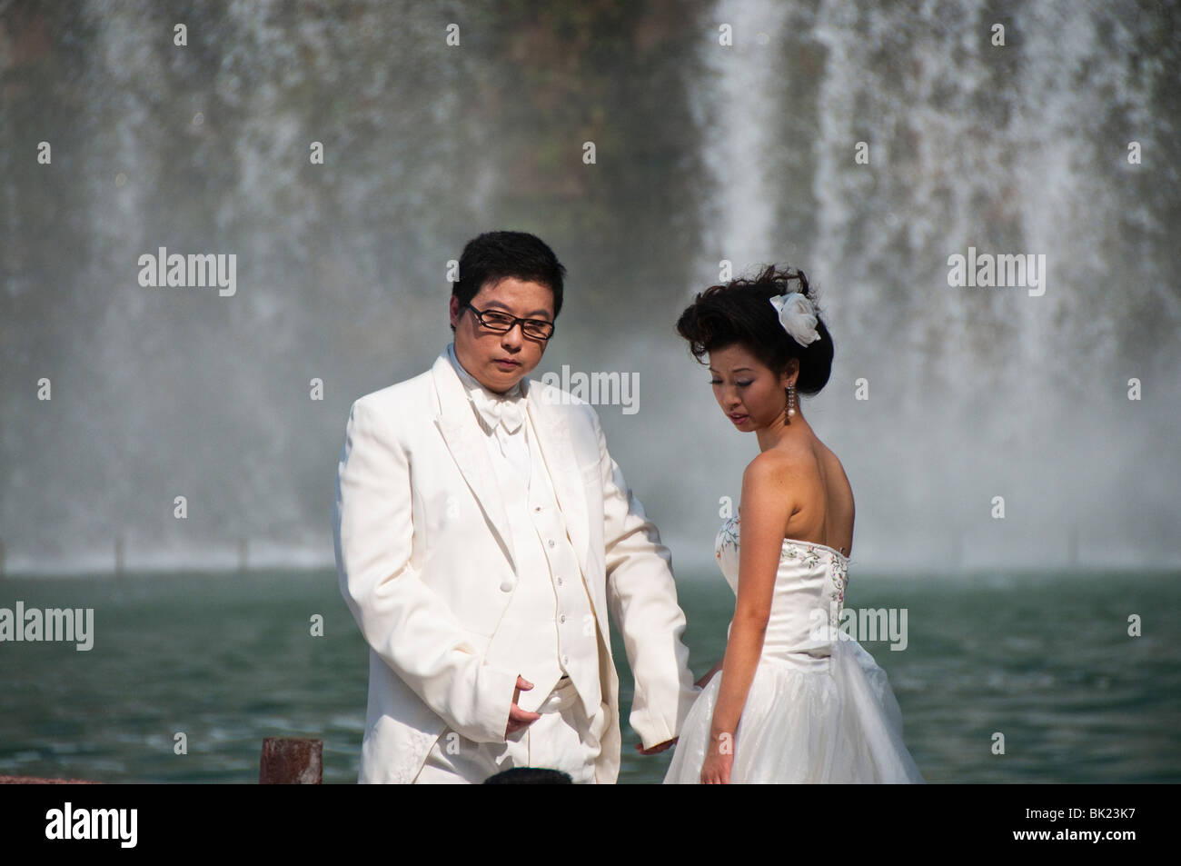Chinesisches Ehepaar dabei ihre Pre-Wedding-Bilder an den Fenstern der Welt, Shenzhen, China. Stockfoto