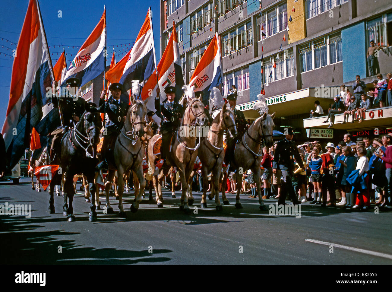 Parade mit berittene Polizisten hoch zu Ross mit der nationalen Fahne während der Apartheid, Durban, Südafrika, 1966 Stockfoto