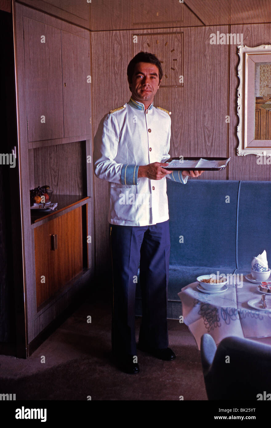 SchiffsSteward auf einem Ozeandampfer, 1964 Stockfotografie Alamy
