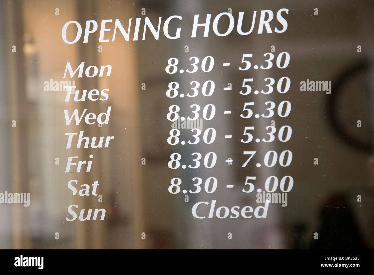 Ladenöffnungszeiten auf Glastür Stockfoto