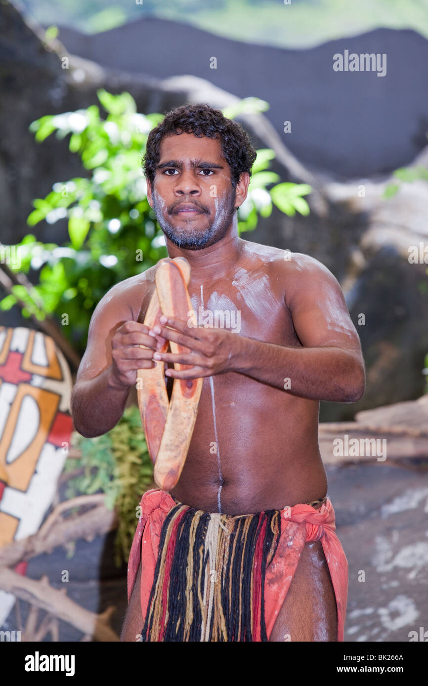 Eine traditionelle Aborigines-Anzeige im Tjapukai Aboriginal Park in der Nähe von Cairns, Queensland, Australien. Stockfoto