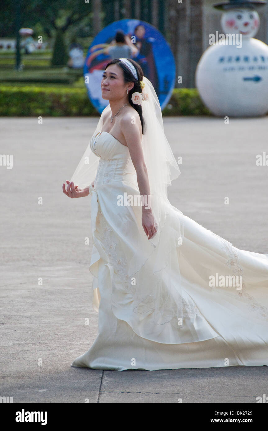 Chinesische Braut dabei ihre Pre-Wedding-Bilder an den Fenstern der Welt, Shenzhen, China Stockfoto