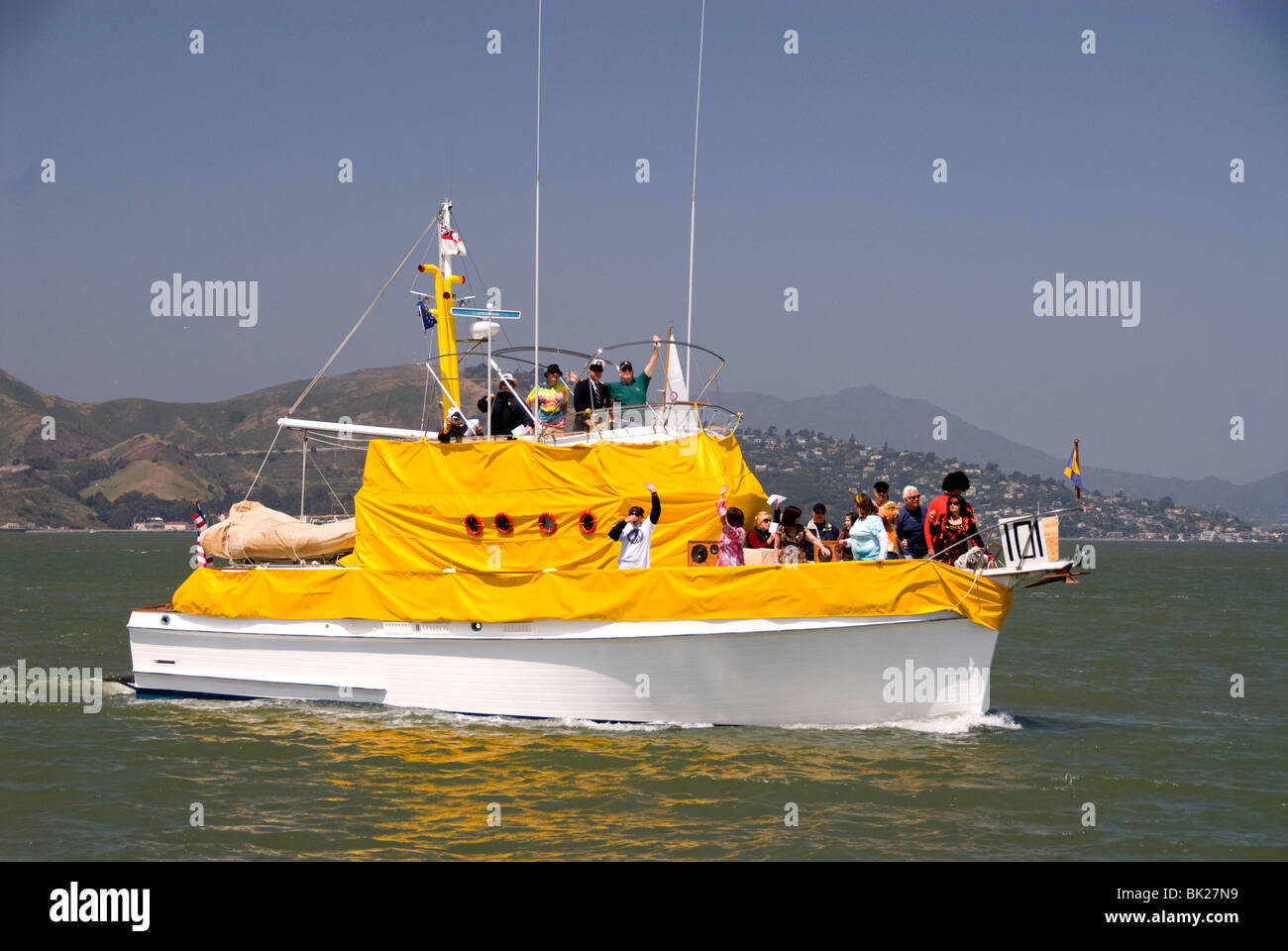 Motorboot Erstplatzierte dekoriert, Thema, Yellow Submarine, Eröffnungstag auf der Bay, San Francisco, Kalifornien Stockfoto