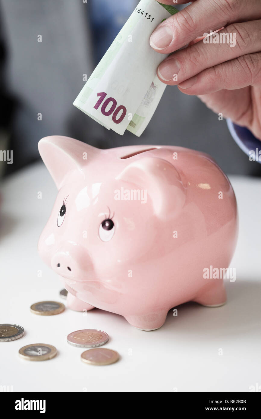Piggy Bank Banknote Inbetriebnahme Hand Stockfoto