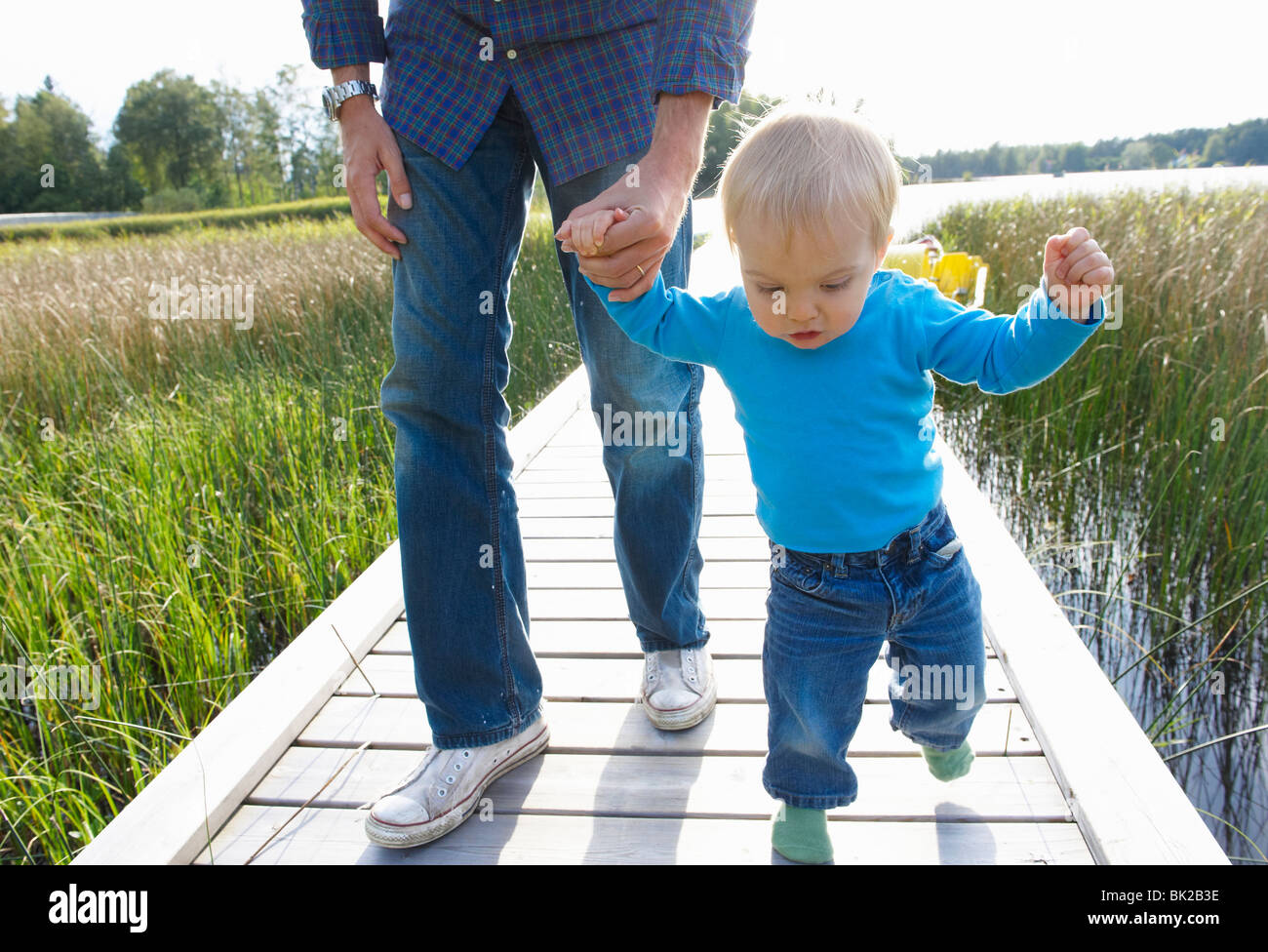 Ersten Schritte eines Baby-jungen Stockfoto