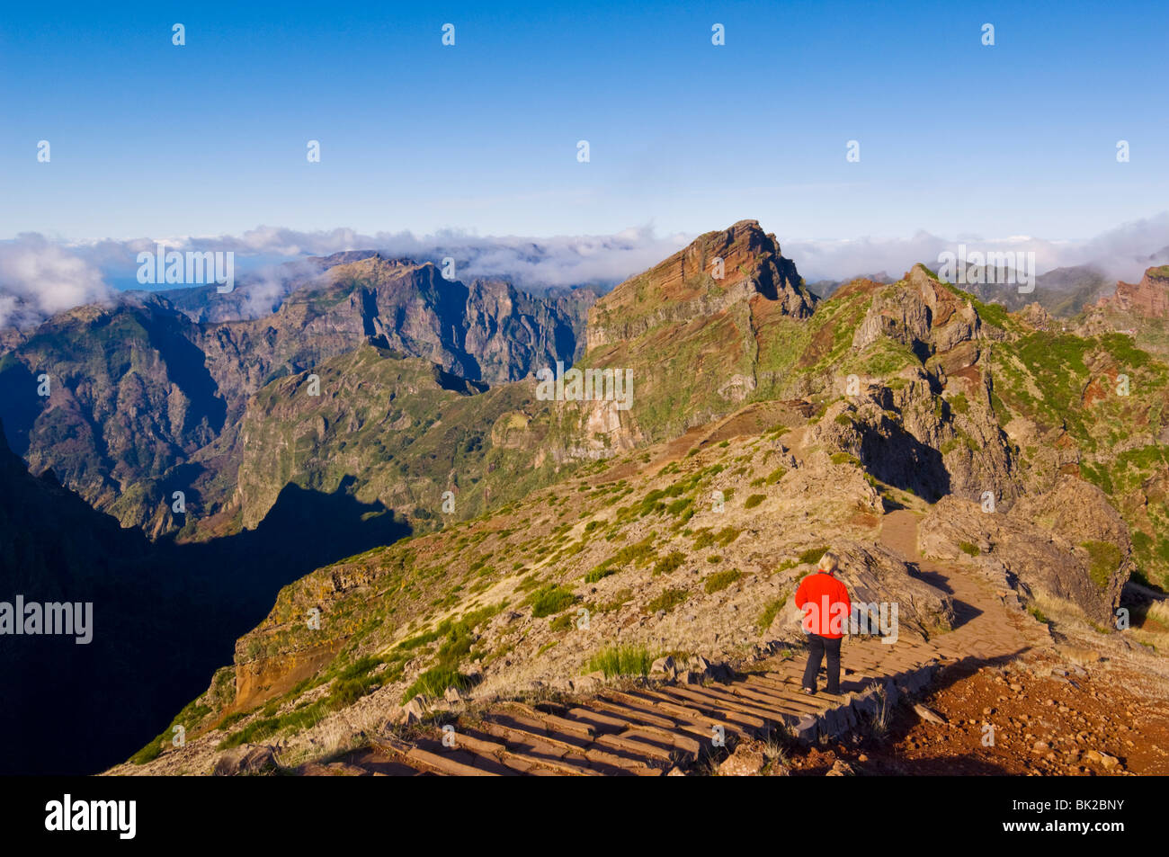 Madeira Portugal touristischer Spaziergang durch die vulkanische Landschaft des Pico do Arieiro, Zentral-Madeira, Portugal, EU, Europa Stockfoto