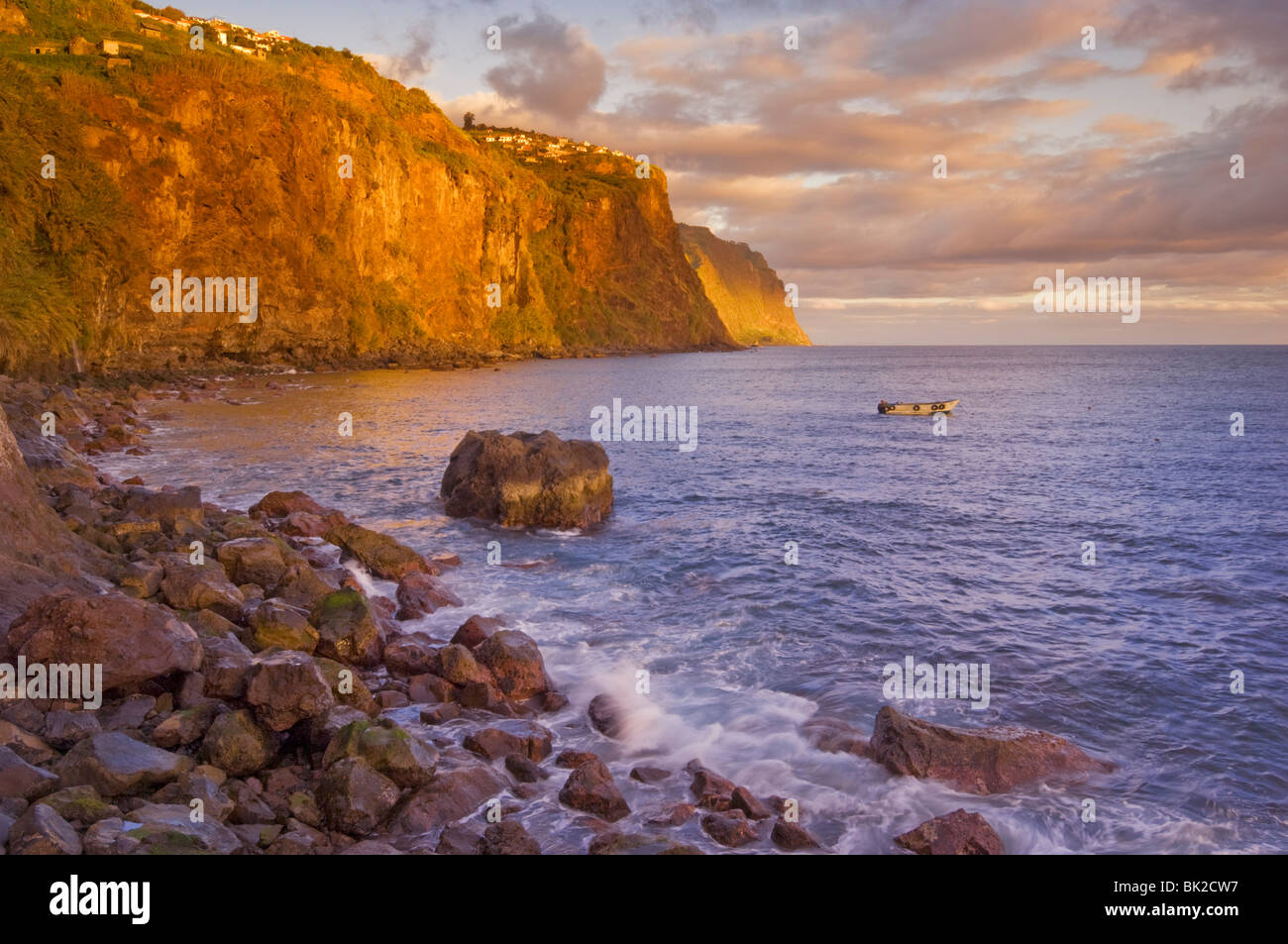 Felswand bei Sonnenuntergang, südliche Küste von Madeira, Ribeira Brava, Madeira, Portugal, EU, Europa Stockfoto