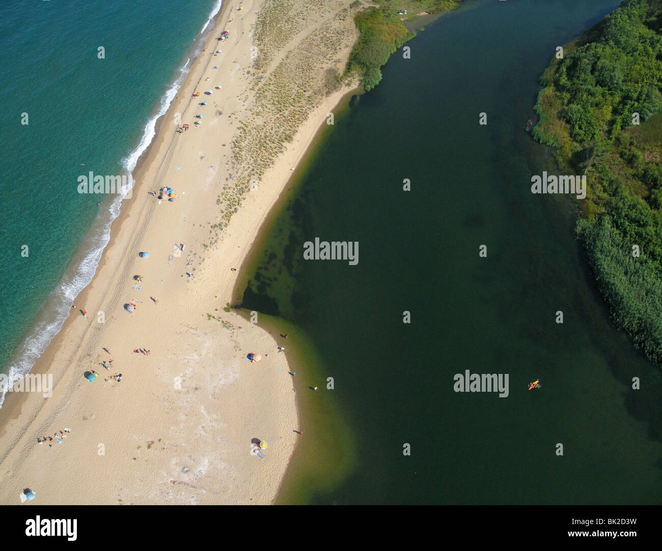 Luftaufnahme des Veleka River Delta an der Küste des Schwarzen Meeres. Stockfoto