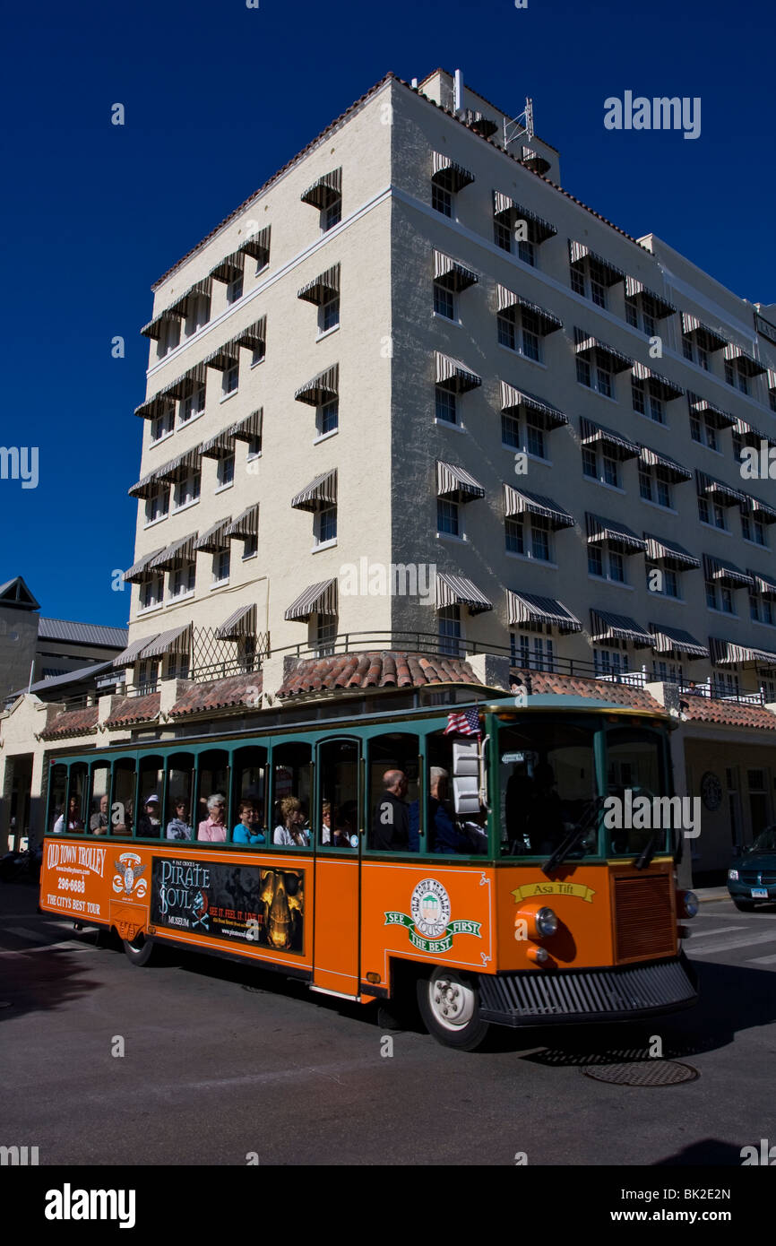 Der Old Town Trolley-Bus fährt das 1926 La Concha Hotel in Key West, Florida, USA. Stockfoto
