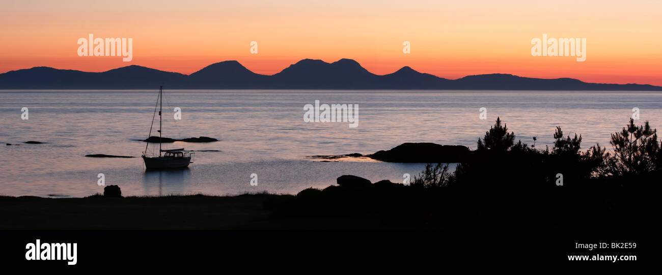 Sonnenuntergang über Jura von Kintyre, Argyll und Bute, Schottland gesehen. Stockfoto