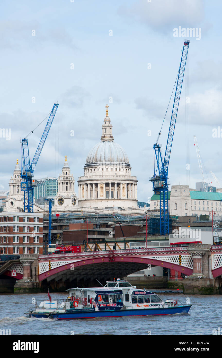 Blackfriars Brücke über den Fluss Themse und St Pauls Cathedral unter blauen Kräne. London. Stockfoto