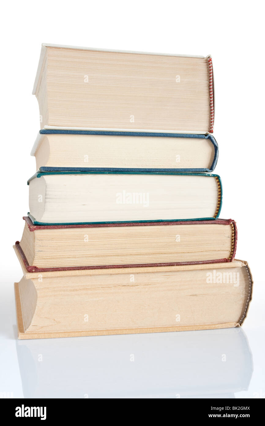 Stapel alter Bücher isoliert auf weißem Hintergrund Stockfoto