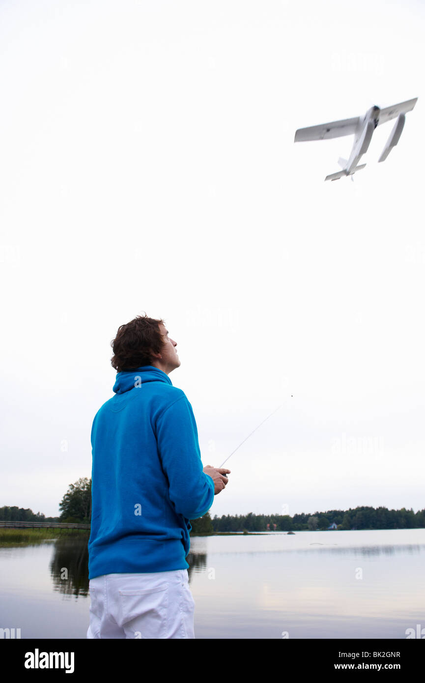 Mann mit einem ferngesteuerten Flugzeug Stockfoto