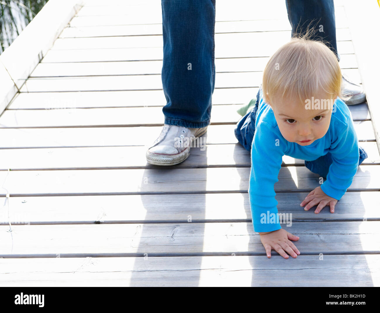 Baby Boy auf ein Dock mit seinem Vater Stockfoto