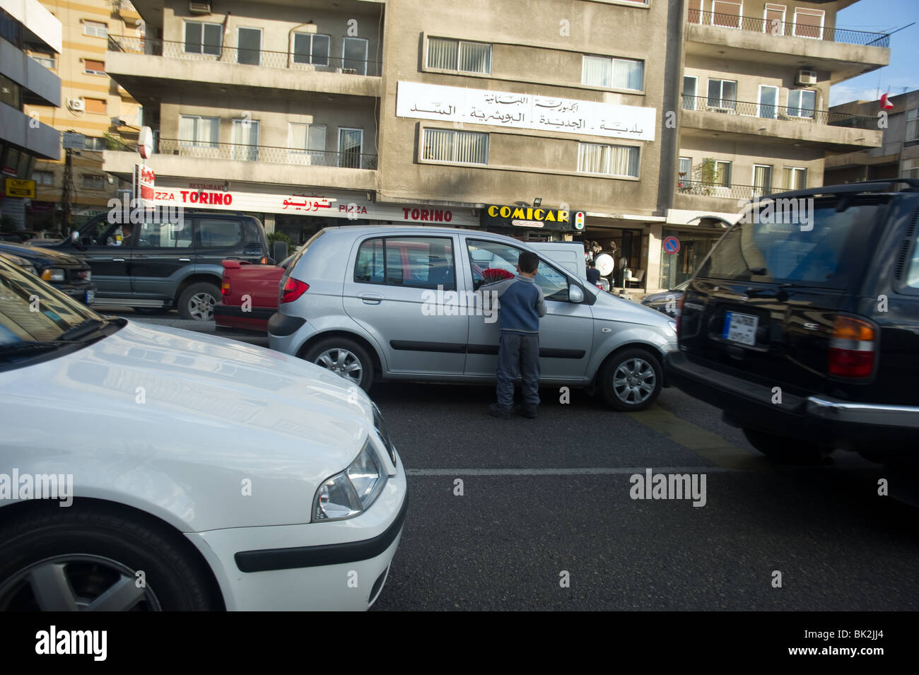 junge Blume Verkäufer Beirut Autobahn Libanon Stockfoto