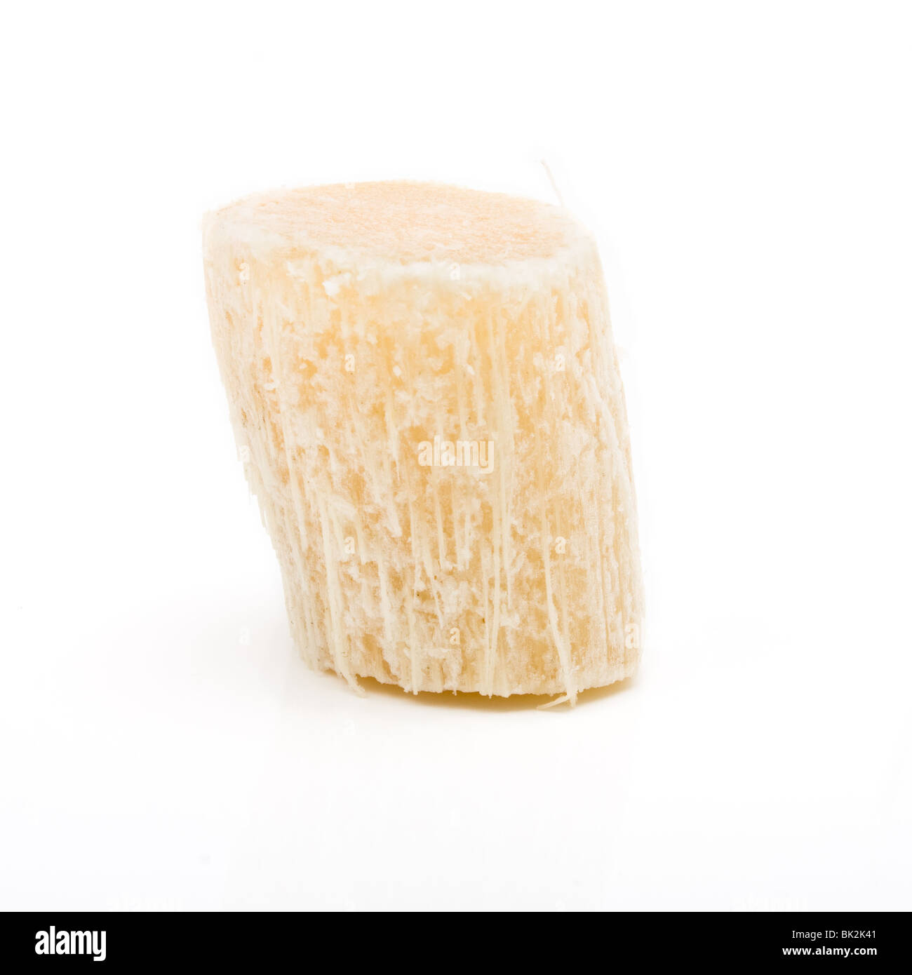 Stück von rohen Zuckerrohr vor weißem Hintergrund. Stockfoto