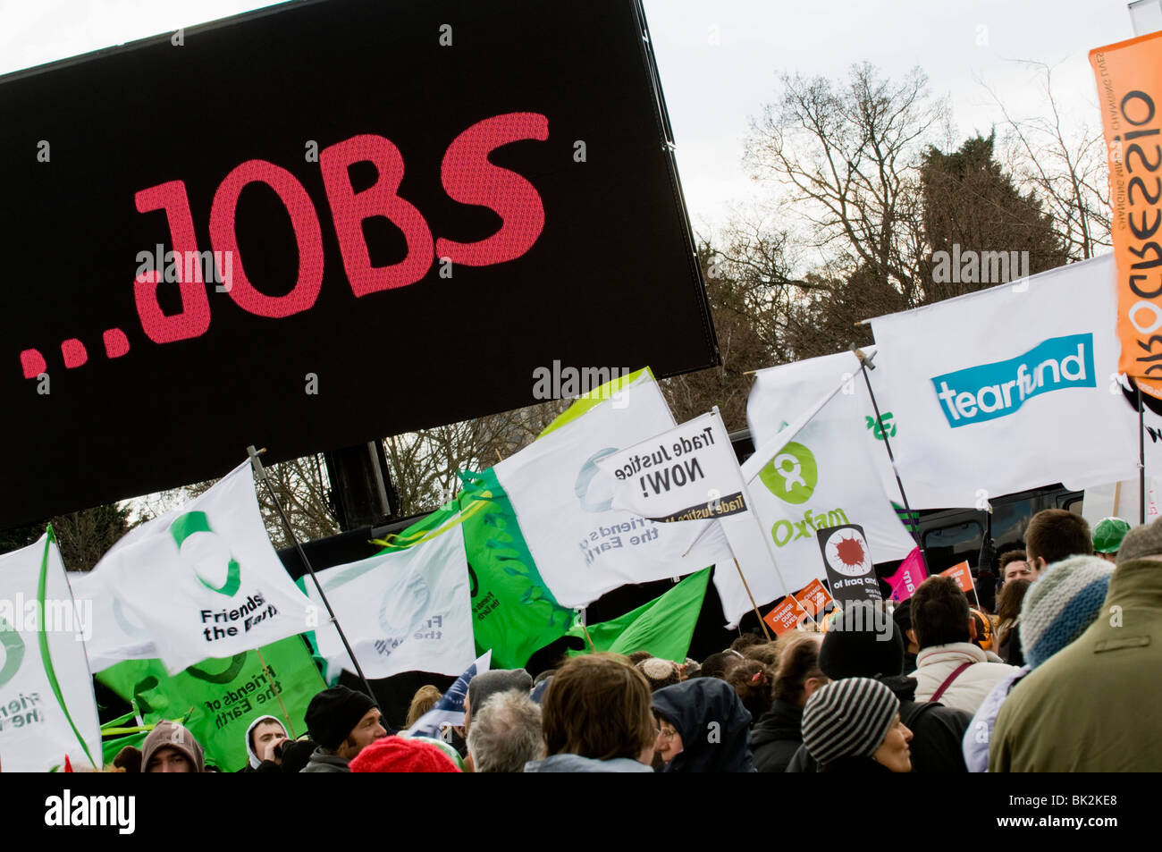 Gewerkschaften, Wohlfahrtsverbände, Lobbygruppen und unterstützen Organisationen beitreten zusammen für einen Marsch "Die Menschen zuerst" Stockfoto