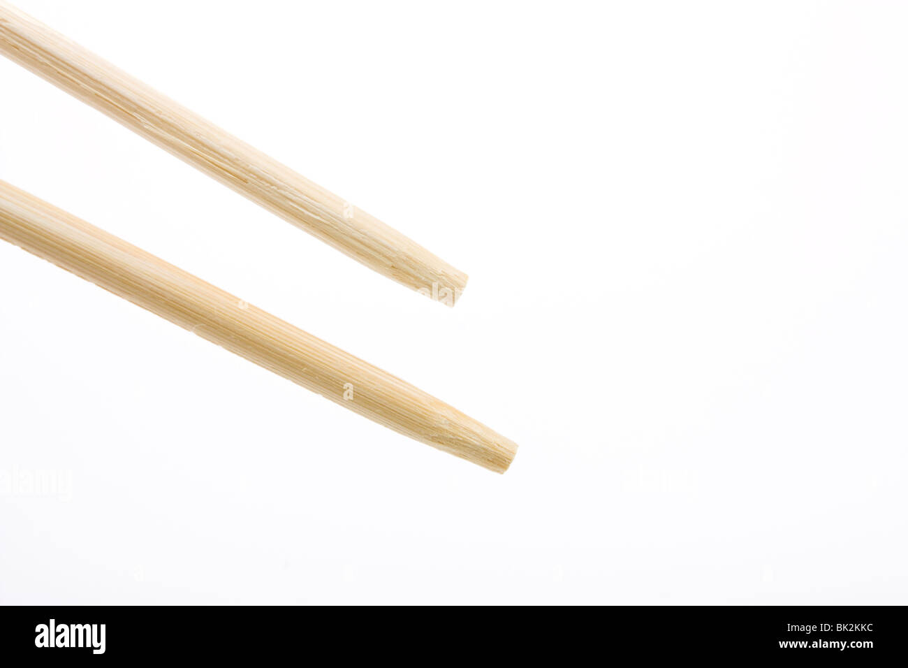 Paar leere Holz oder Bambus Stäbchen an der holding Anordnung vor weißem Hintergrund. Fügen Sie eigene Artikel. Stockfoto