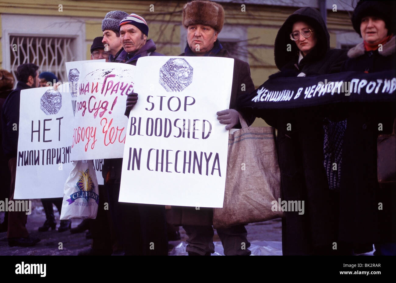 Anti-Tschetschenien-Krieg-Demonstration auf der gegenüberliegenden Straßenseite des russischen Verteidigungsministeriums Gebäude im Zentrum von Moskau Stockfoto