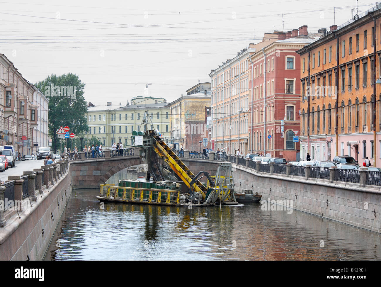 Reinigungsmaschinen Reinigungsgeräte am Fluss Moyka in St. Petersburg Russland Stockfoto