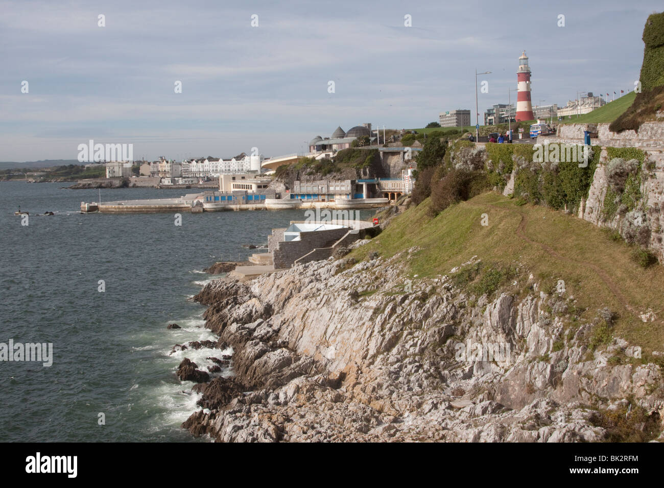 Blick auf Plymouth Küste mit dem Lido in der Ferne Stockfoto