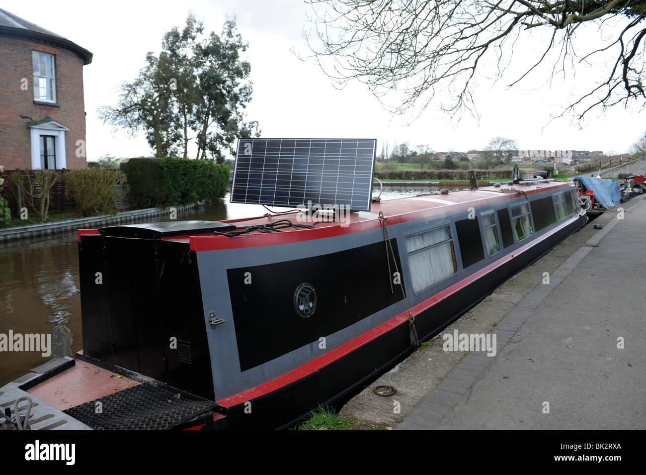 Solar-Panel die Stromversorgung an Bord ein Kanal Narrowboat im Königreich Stockfoto