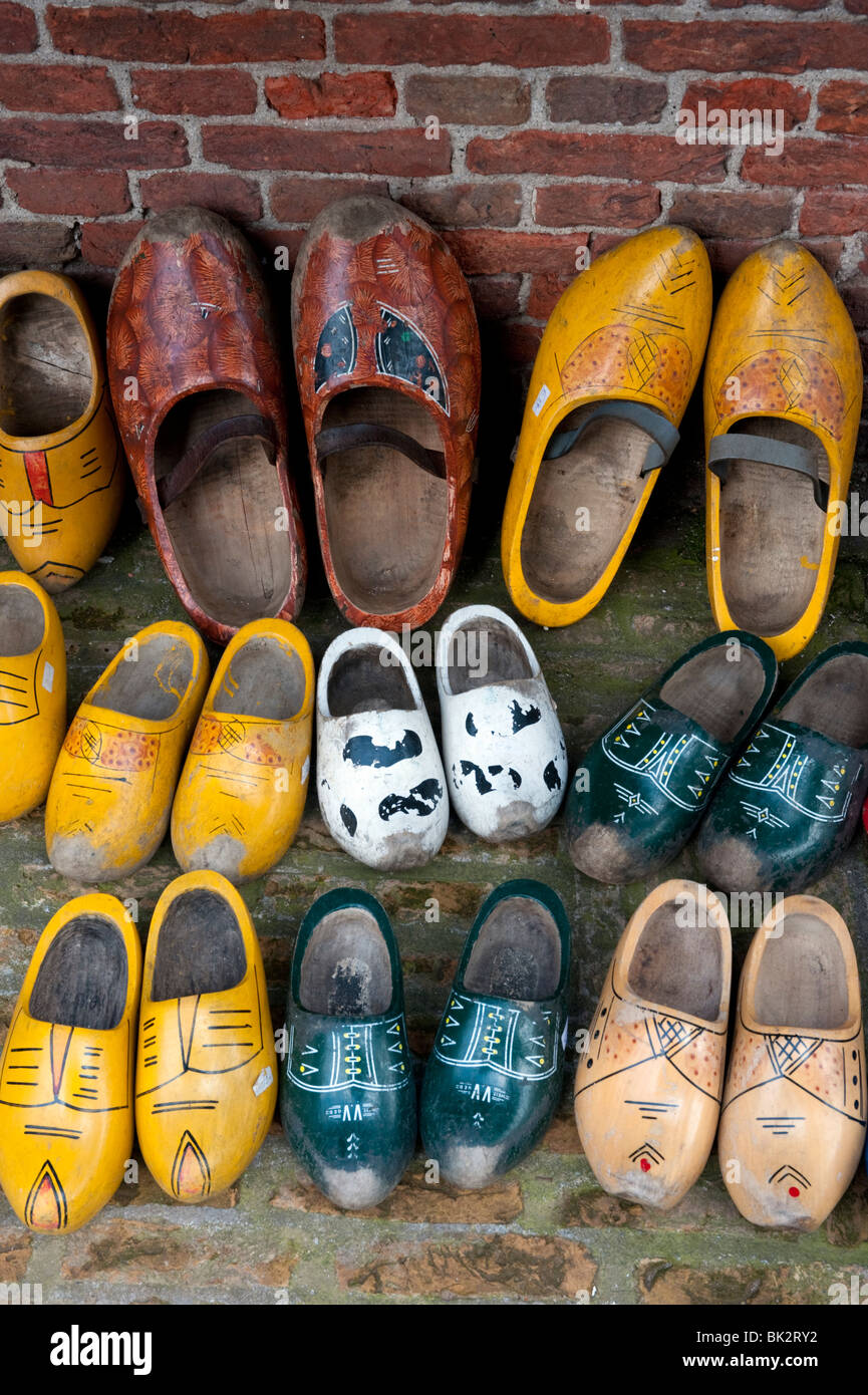 Traditionelle alte bemalte Holzschuhe in Delft, Niederlande Stockfoto