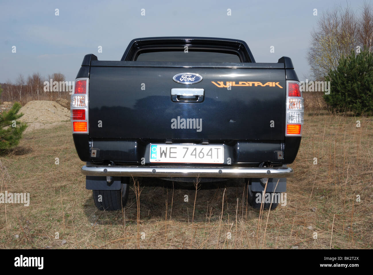 Ford Ranger 3.0 TDCi Wildtrak 4 x 4 - meine 2010 - schwarz Metallic - Double Cab - deutsche Pick-up - Wiese, Wald Stockfoto