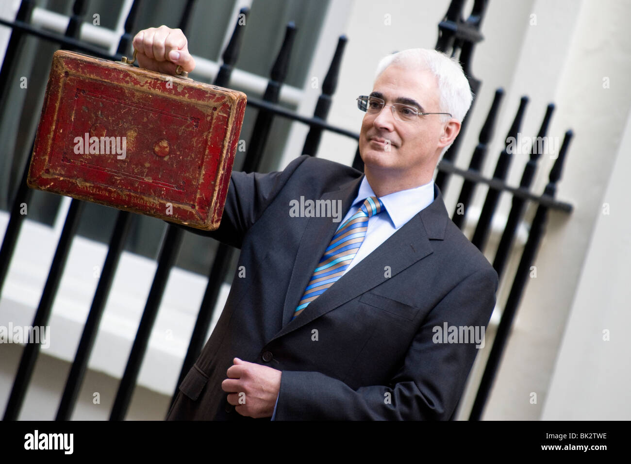 Schatzkanzler Alistair Darling, lässt Nummer 11 Downing Street um den Haushaltsplan 2009 liefern Stockfoto
